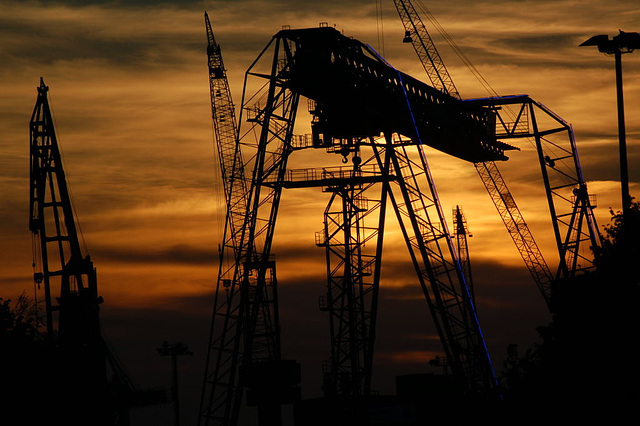 Hamburger Hafen bei Sonnenuntergang