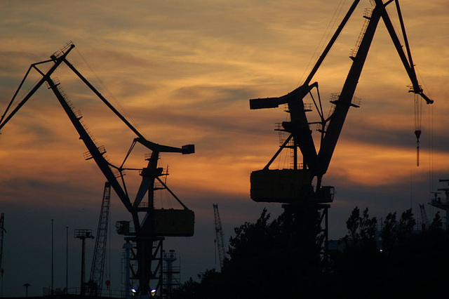 Hamburger Hafen bei Sonnenuntergang