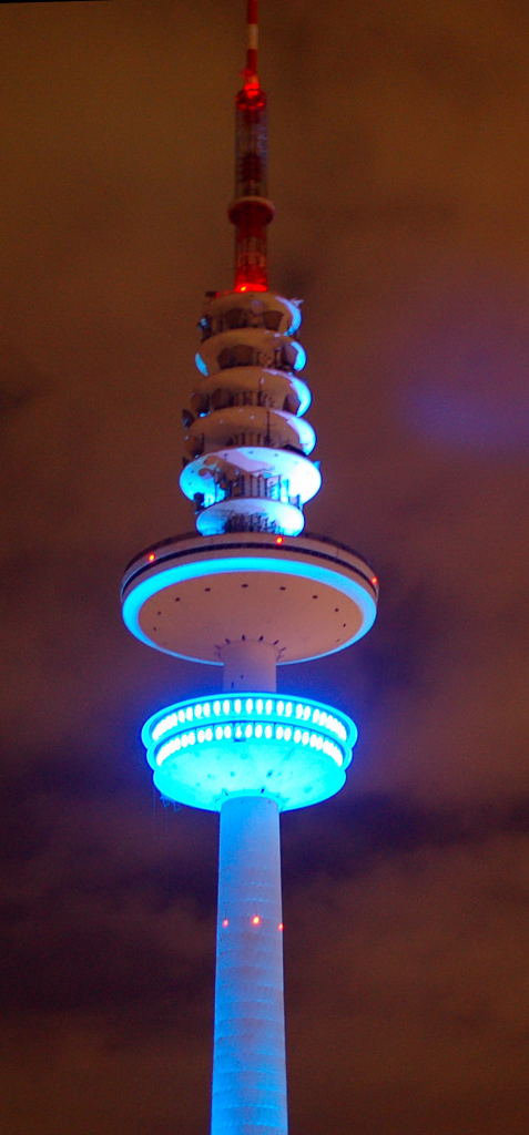 Fernsehturm in Blau