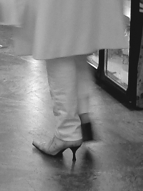 Alfo Gross tall Swedish Lady in long white pants & high-heeled Boots  /   Grande Dame Suédoise en longs pantalons blancs et Bottes à talons hauts - Helsingborg / Suède - 22 Octobre 2008- B & W