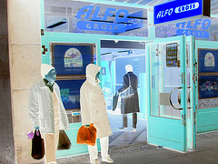 Alfo Gross tall Swedish Lady in long white pants & high-heeled Boots  /   Grande Dame Suédoise en longs pantalons blancs et Bottes à talons hauts - Helsingborg / Suède - 22 Octobre 2008- Effet de négatif