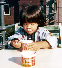 Marc beim Eis essen