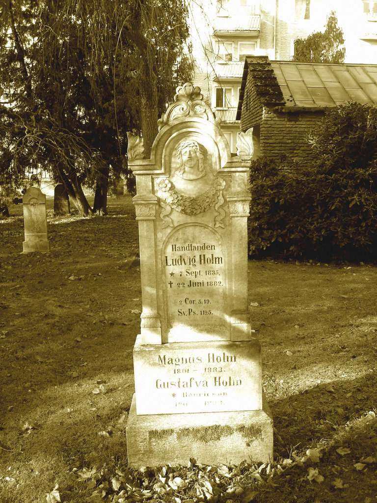 Cimetière de Ängelholm - Suède / Sweden  /  23 octobre 2008 - Sepia