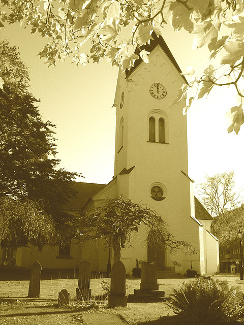 Cimetière et église / Cemetery & church - Ängelholm.  Suède / Sweden.  23 octobre 2008- Sepia