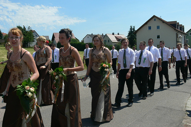 Festdamen und die Burschen