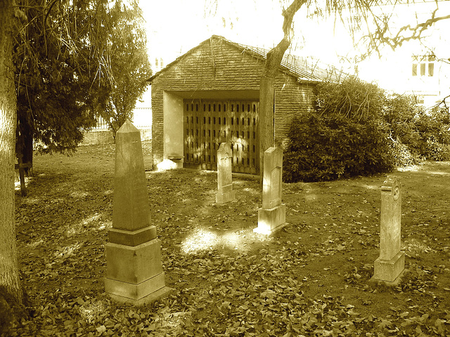 Cimetière de Ängelholm - Suède / Sweden  /  23 octobre 2008 - Sepia