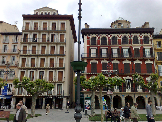 Pamplona: Edificios en plaza del Castillo.