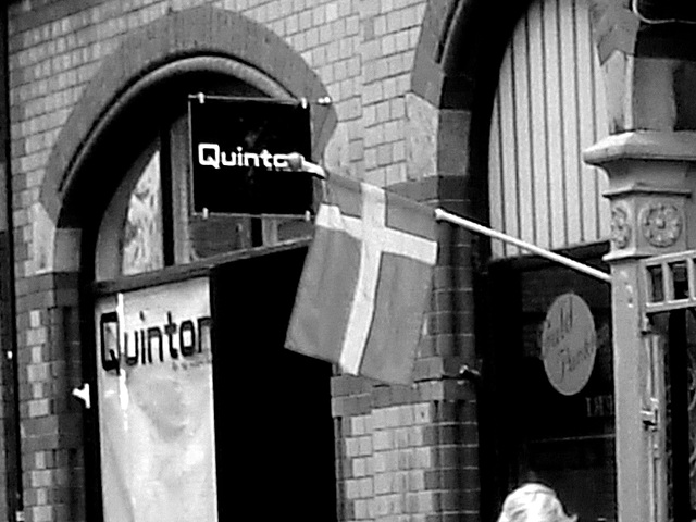 Façade et drapeau / Quinton flag façade -  N & B