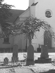 Cimetière et église / Cemetery & church - Ängelholm.  Suède / Sweden.  23 octobre 2008- B & W