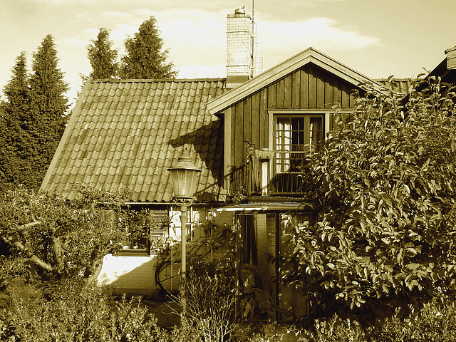 Coquette maison avec son lampadaire privé  /  Stylish house with its private street lamp -   Båstad  /  Sweden - Suède.  Octobre 2008 -  Sepia