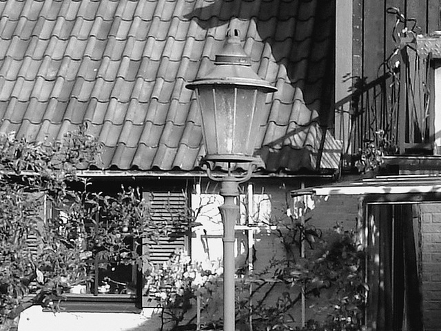 Coquette maison avec son lampadaire privé  /  Stylish house with its private street lamp -   Båstad  /  Sweden - Suède.  Octobre 2008 -  N & B