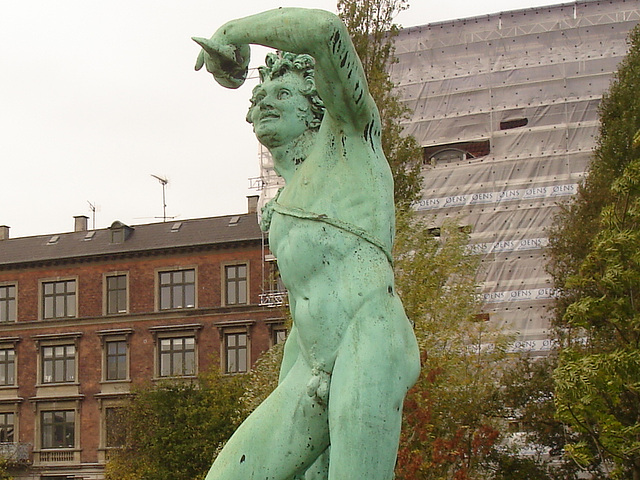 Exhibitionnisme statuaire -  Statuary exhibitionist - Copenhagen, Denmark .  20 octobre 2008