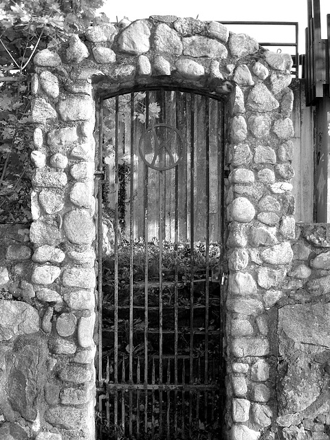 Portail à grillage -Wire netting K portal  /  Ängelholm - Suède / Sweden.  23 octobre 2008-  En noir et blanc- B & W