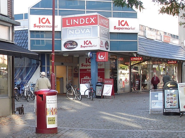 ICA Supermarket eyesight-  Vue sur le supermarché ICA  -  Ängelholm , Suède / Sweden -  23 0ctobre 2008