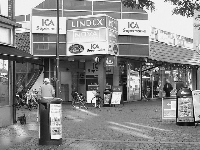 ICA Supermarket eyesight-  Vue sur le supermarché ICA  -  Ängelholm , Suède / Sweden -  23 0ctobre 2008-  Noir et blanc - B & W