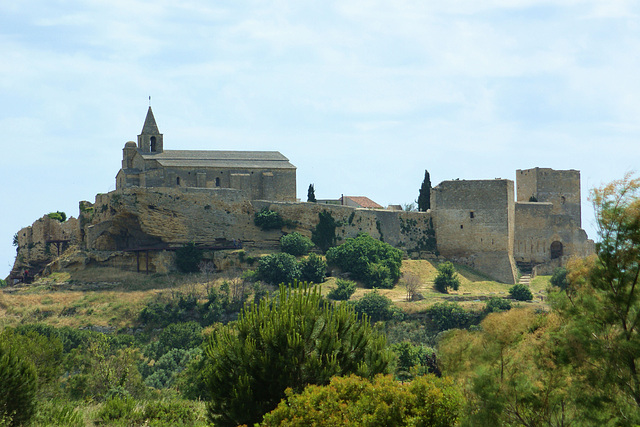 Eglise et chateau de Fos sur mer