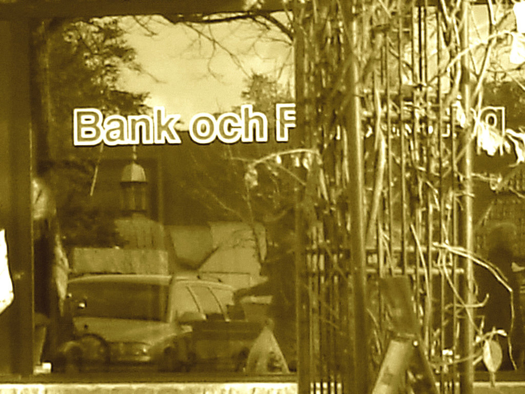 Blue bank window reflection /  Réflexion de la banque en bleu -  Ängelholm / Suède.  23 octobre 2008 - Sepia