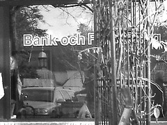 Blue bank window reflection /  Réflexion de la banque en bleu -  Ängelholm / Suède.  23 octobre 2008-  B & W