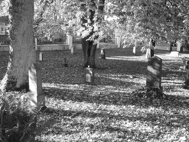 Cimetière et église / Cemetery & church - Ängelholm.  Suède / Sweden.  23 octobre 2008- B & W