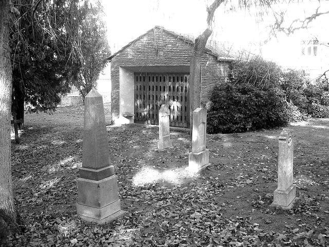 Cimetière et église / Cemetery & church - Ängelholm.  Suède / Sweden.  23 octobre 2008- B & W