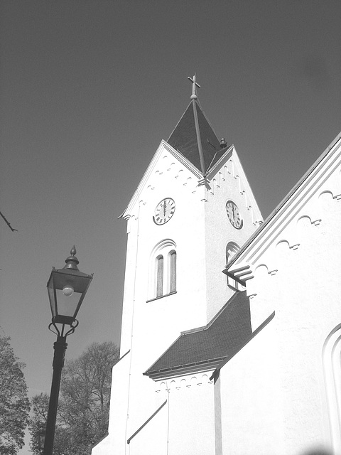 Cimetière et église / Cemetery & church - Ängelholm.  Suède / Sweden.  23 octobre 2008- B & W