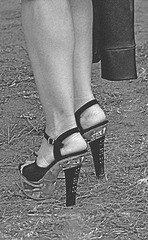 Mariage et Talons Hauts /  Wedding heels - Fébruary 2009 - Ipernity friend's gift - B & W