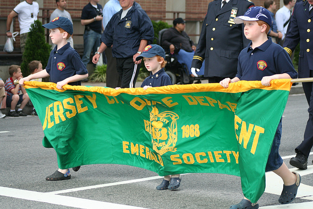 EmeraldSocietyPipebandMarch.EStreet.NW.WDC.14May09