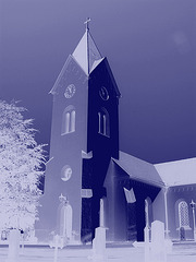 Cimetière et église / Cemetery & church - Ängelholm.  Suède / Sweden.  23 octobre 2008 - Effet de négatif colorisé en bleu