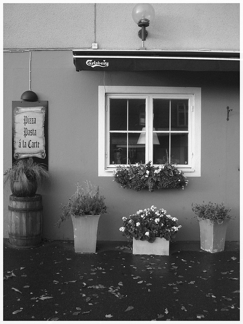 Pizza & Carlsberg - Båstad /  Suède - Sweden.  21-10-2008 - Noir et blanc