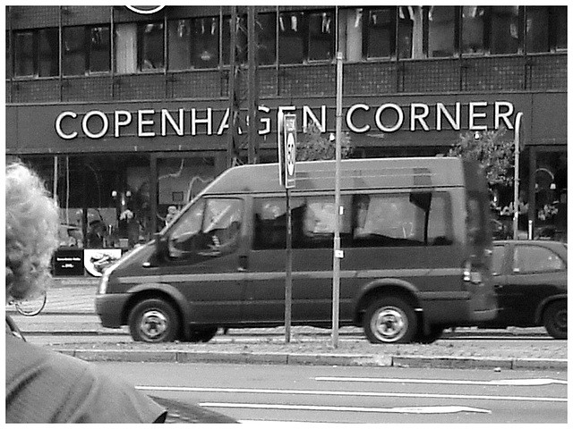 Regard sur "Copenhagen corner " -  Copenhague.  Danemark  /  20-10-2008 - N & B / B & W