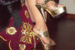 Lady Roxy -  Golden dizzy heels and hot legs /  Talons hauts dorés et jambes voluptueuses.  With / Avec permission