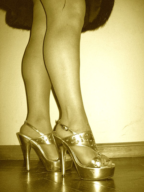 Lady Roxy -  Golden dizzy heels and hot legs /  Talons hauts dorés et jambes voluptueuses.  With / Avec permission