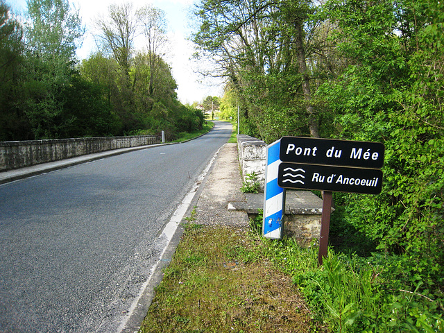 Sous le pont du Mée coule l'Ancoeuil ...