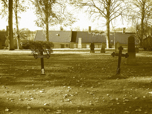 Laholms kirka ( Church & cemetery) - Église et cimetière /   Laholm -  Sweden / Suède.  25 octobre 2008 - Sepia