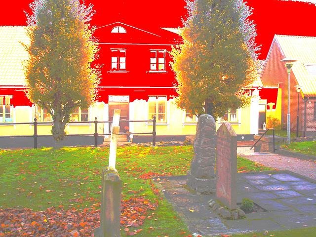 Laholms kirka ( Church & cemetery) - Église et cimetière /   Laholm -  Sweden / Suède.  25 octobre 2008- Photofiltrée avec du rouge