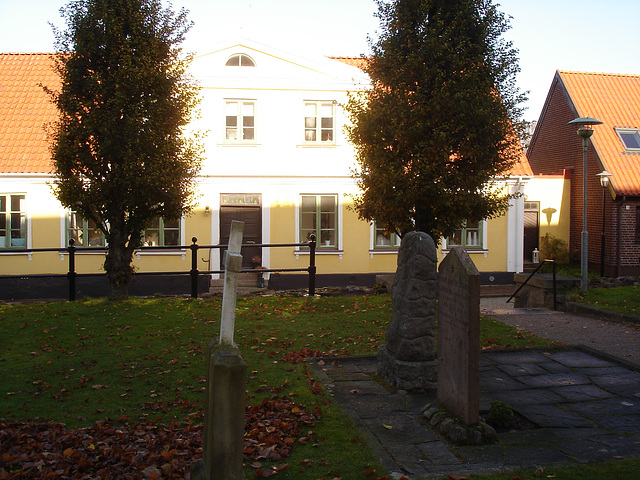 Laholms kirka ( Church & cemetery) - Église et cimetière /   Laholm -  Sweden / Suède.  25 octobre 2008  - Originale