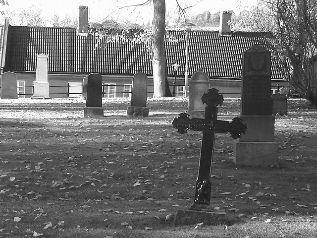 Laholms kirka ( Church & cemetery) - Église et cimetière /   Laholm -  Sweden / Suède.  25 octobre 2008 - N & B