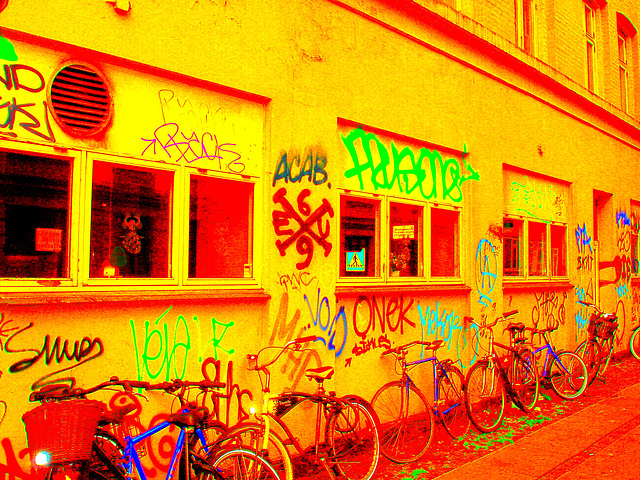 Graffitis Cykler et vélos / Cykler graffitis and bikes -  Copenhague  /   20-10-2008- Photofiltre. Couleurs très ravivées.