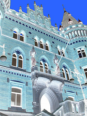 Architecture Viking contemporaine / Majestuous archtectural building  -  Helsingborg  /  Suède - Sweden.  22 octobre 2008 - Négatif et ciel bleu photofiltré