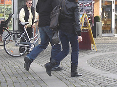 La fille ATG aux bottes sexy à talons plats / ATG Lady in flat sexy boots -  Ängelholm.  Suède / Sweden.  23 octobre 2008 - Anonymement / Anonymously