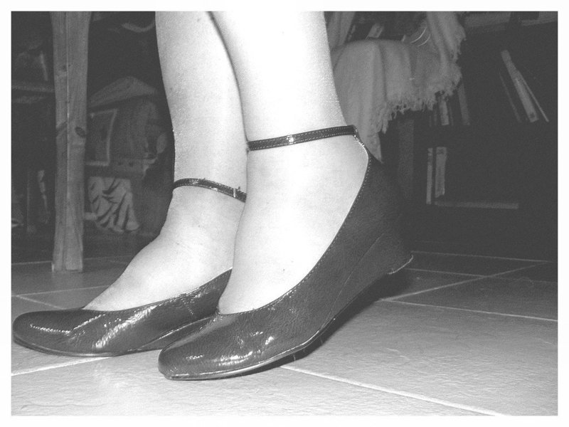 Mon amie Christiane avec permission-  Chaussures d'un bleu Christianien éblouissant ! En noir et blanc