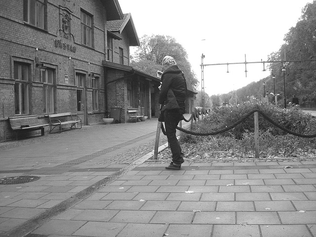 Young swedish blond on flats - Båstad train station -  Sweden / Suède 21-10-2008- B & W