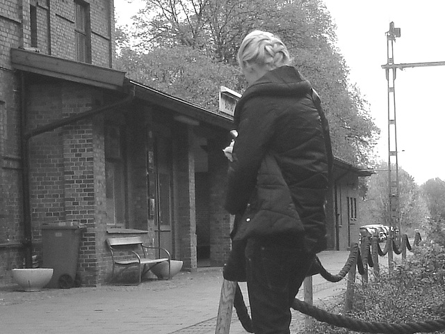 Young swedish blond on flats - Båstad train station -  Sweden / Suède 21-10-2008 -  B & W