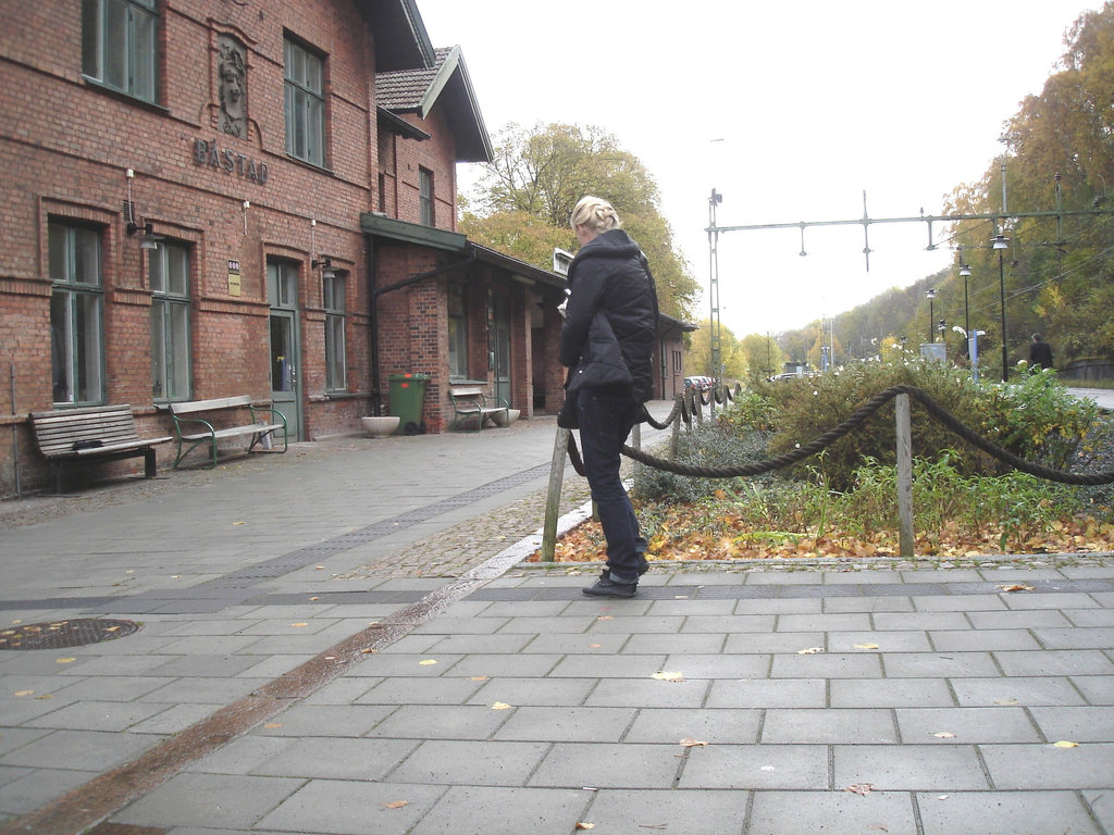 Young swedish blond on flats - Båstad train station -  Sweden / Suède 21-10-2008