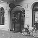 Drop in ! Store façade and bike - Façade de magasin et vélo /  Helsingborg  .  Suède / Sweden.  22 octobre 2008  - N & B