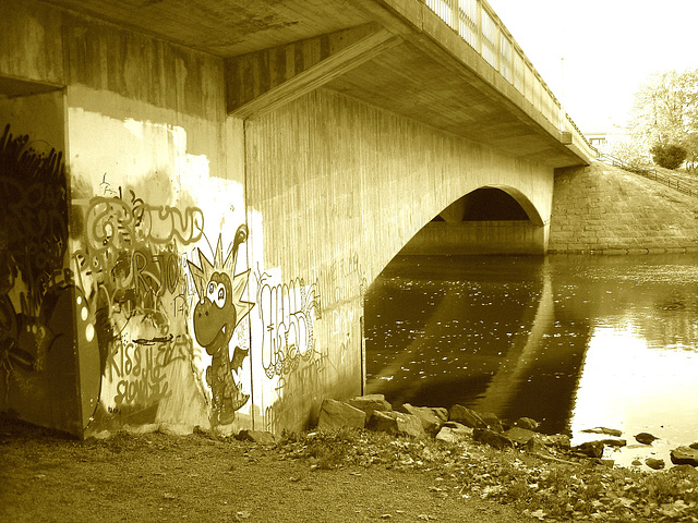 Pont et graffitis " Mario Bros " bridge graffitis  /  Ängelholm - Sweden / Suède - 23 octobre 2008- Sepia