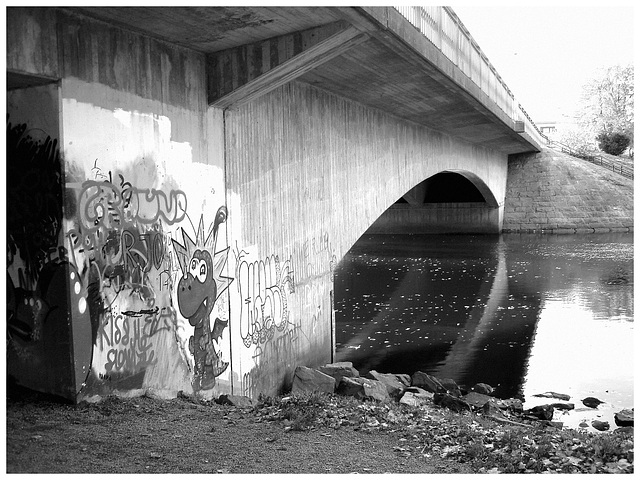 Pont et graffitis " Mario Bros " bridge graffitis  /  Ängelholm - Sweden / Suède - 23 octobre 2008 - B & W