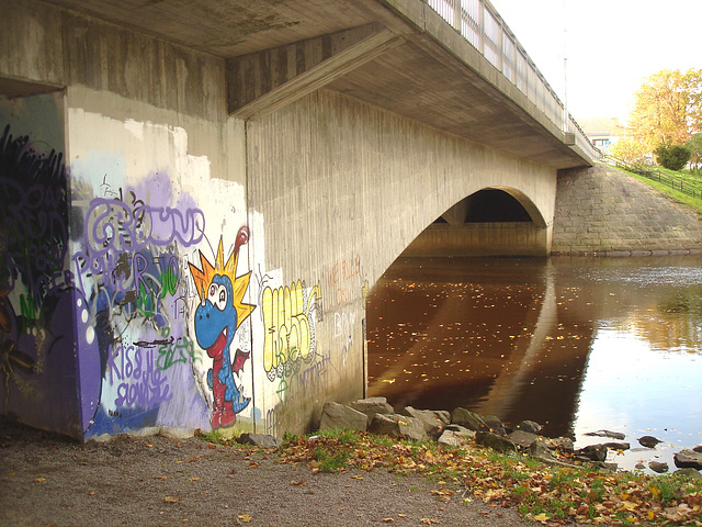 Pont et graffitis " Mario Bros " bridge graffitis  /  Ängelholm - Sweden / Suède - 23 octobre 2008