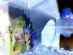 Pont et graffitis " Mario Bros " bridge graffitis  /  Ängelholm - Sweden / Suède - 23 octobre 2008- Effet de négatif + couleurs ravivées