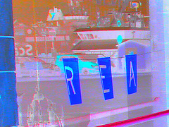 REA.......ou pub reflective / REA store window reflection - Helsingborg / Suède - Sweden.  22 octobre 2008 - Couleurs ravivées et effet de négatif